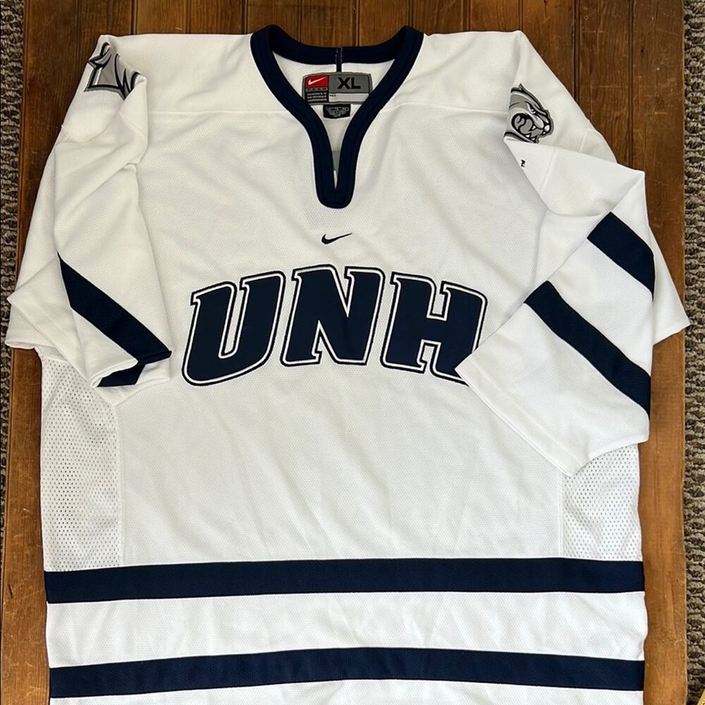 University of New Hampshire, official hockey shirt NWT new  by Nike size xl